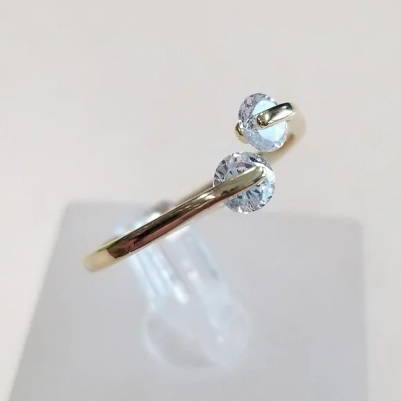 Delicate 18k Ring - Picture 4 of 8